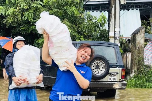 Ấm lòng những bếp cơm thanh niên giữa mưa lũ