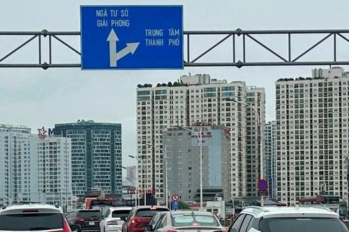 Cầu Long Biên cấm xe, cầu Vĩnh Tuy kẹt cứng từ chiều tới tối