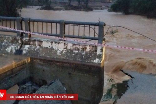 Sập mố cầu Phú Mậu, 3 xã vùng núi lại bị cô lập do mưa lớn