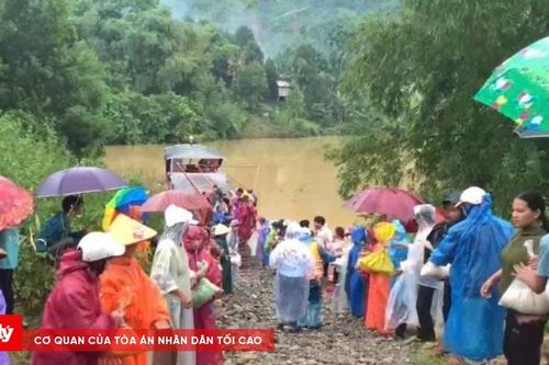 Trà Đốc bị chia cắt, lực lượng cứu trợ băng lũ tiếp tế