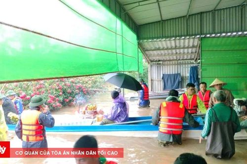 Nước lũ bao vây, xã hỗ trợ gia đình có cụ ông mất 3 ngày đi hỏa táng