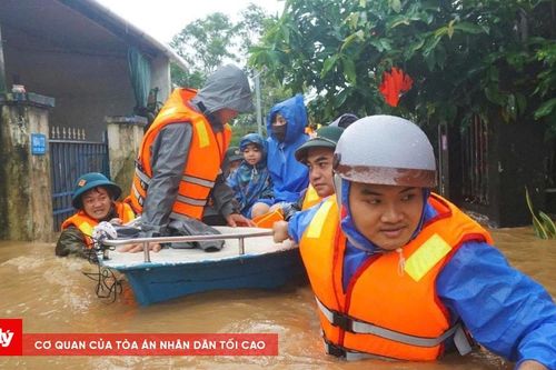 Mưa lũ dâng nhanh, nhiều sinh viên Đà Nẵng phải rời phòng trọ