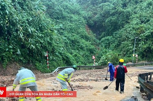 Công an các xã, phường ở Huế chủ động hỗ trợ Nhân dân vượt qua mưa lũ
