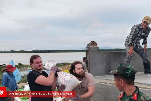 Du khách nước ngoài tham gia khắc phục bờ kè sạt lở