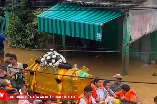 Nghẹn lòng đưa tang giữa dòng nước lũ