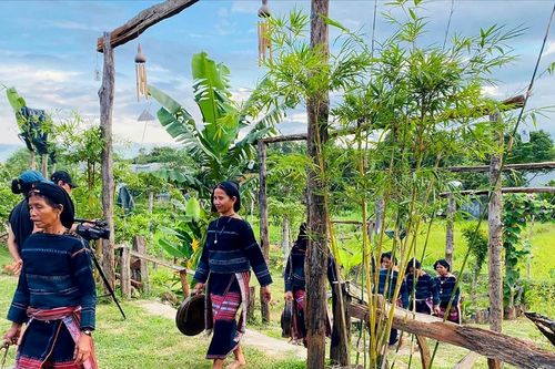 Những đôi tay mềm giữ nhịp chiêng ngân