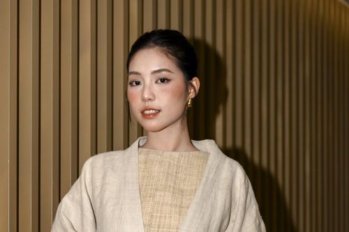 Thiếu úy là Á hậu Việt Nam gây chú ý khi vừa chơi đàn vừa làm người mẫu