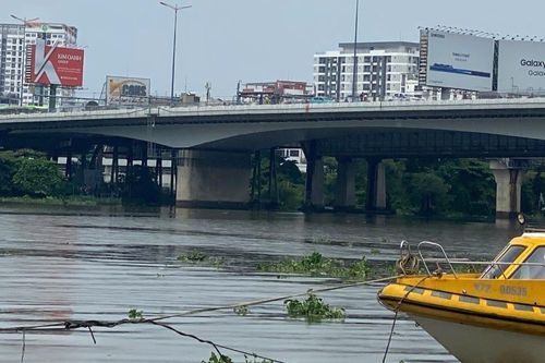 Dừng ô tô giữa cầu, tài xế công nghệ có hành động bất thường rồi nhảy xuống sông