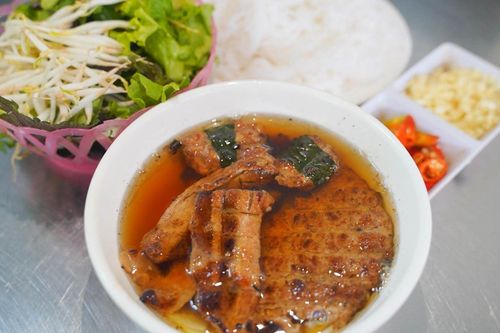 Khách Trung ăn bún chả ở 5 quán Michelin khen ngợi, mê nhất suất chỉ 40.000 đồng