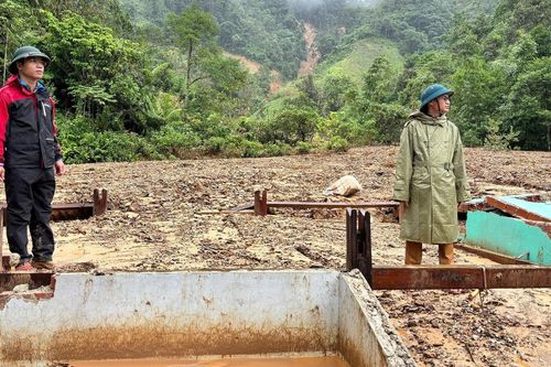 Sạt lở vùi lấp khu dân cư tại Đà Nẵng, hàng chục người kịp thoát nạn