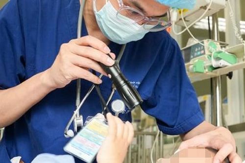 Nuốt 'hạt nở' vì tưởng là kẹo, bé trai 14 tháng tuổi nhập viện cấp cứu vì tắc ruột