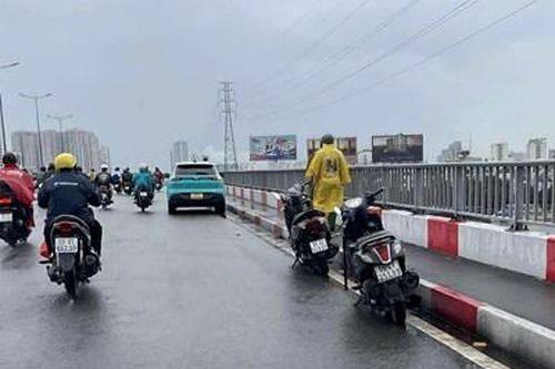 Người đàn ông bỏ lại xe taxi công nghệ, nhảy từ cầu Sài Gòn xuống sông