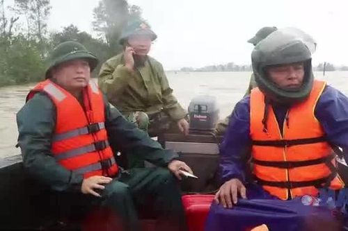 Hà Tĩnh: Hàng ngàn nhà dân ngập trong nước lũ
