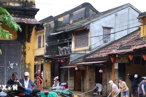 Người dân Hội An tất bật dọn dẹp sau mưa lũ