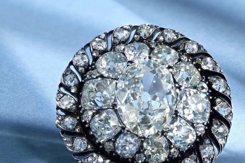 Chiếc trâm chạm kim cương của Hoàng đế Napoléon tái xuất sau hơn 200 năm lưu lạc