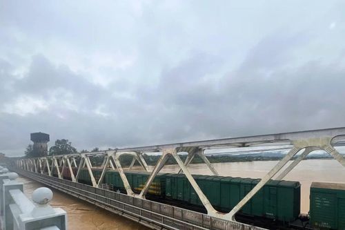 Điều 2 tàu chở hàng ra trấn giữ cầu đường sắt tại Huế do lũ dâng trở lại