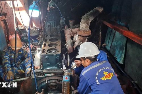Hải quân sửa chữa miễn phí một tàu cá của ngư dân bị sự cố trên biển