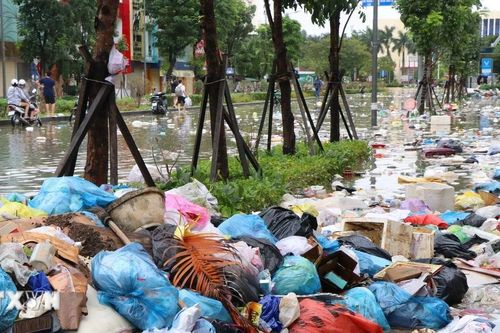 Rác thải trôi dạt trên những tuyến đường bị ngập lụt ở Huế