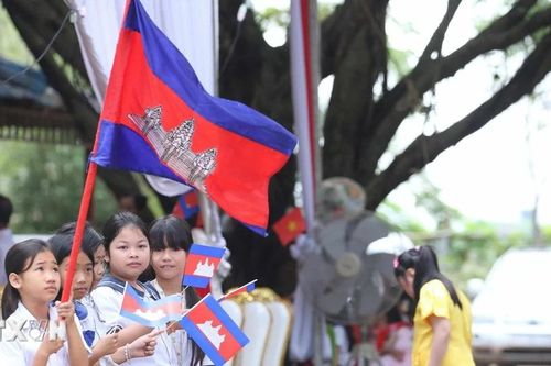 Con em người gốc Việt tại Campuchia hân hoan đón chào năm học mới