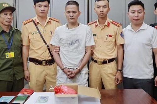 Bắt kẻ vận chuyển ma túy tinh vi, giấu 'hàng' dưới nắp capo ô tô