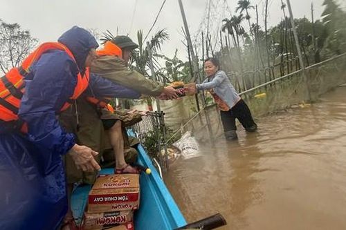 Hàng ngàn nhà dân ở Hà Tĩnh vẫn bị nước lũ bủa vây