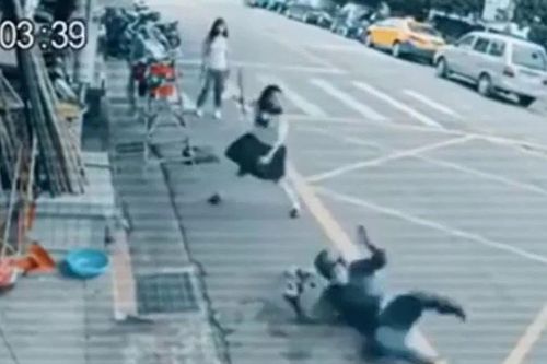 Giật túi xách trước mặt nữ cao thủ, tên cướp lĩnh đòn đau giữa đường