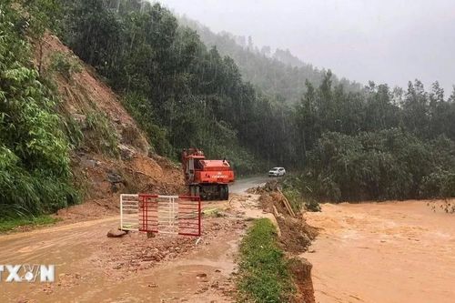 Huế: 3 cây cầu ở Khe Tre bị lũ cuốn chia cắt giao thông thôn xã