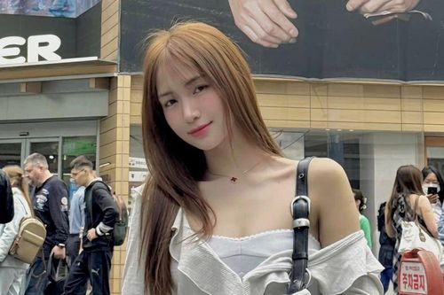 Chiếc máy ảnh 50 triệu đồng của Hòa Minzy