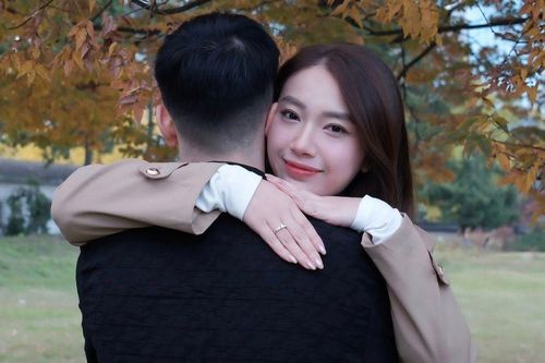 Nữ diễn viên phim 'Cách em 1 milimet' báo tin sắp lấy chồng, Quỳnh Kool và dàn sao nô nức chúc mừng