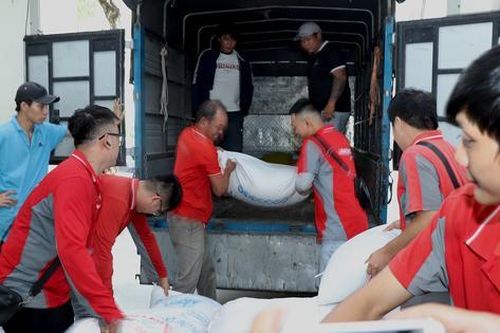 TPHCM vận chuyển 30 tấn hàng hóa hỗ trợ người dân vùng lũ Huế và Đà Nẵng