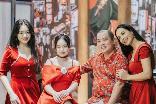 Siêu mẫu Thúy Hạnh đẹp rạng ngời tuổi U50, sống trong biệt thự tràn ngập hoa ở trung tâm TPHCM