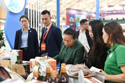 Phó Chủ tịch Quốc hội Lào ấn tượng mạnh với Hội chợ Mùa Thu 2025