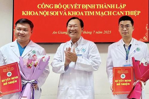 Những bông hoa trong vườn hoa thi đua