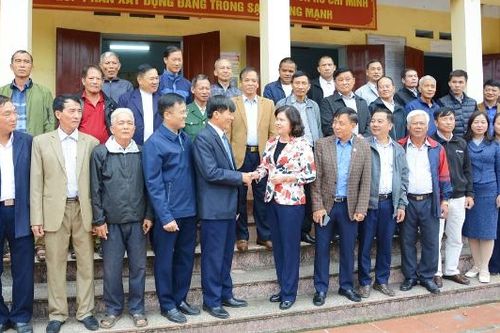 Phó Chủ tịch Thường trực HĐND tỉnh Trần Thị Hằng dự sinh hoạt Chi bộ thôn Thanh Lương