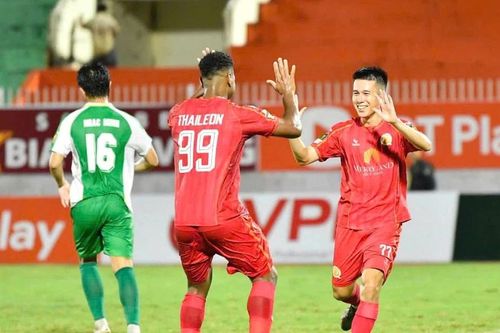 Thắng trên sân nhà, CLB Quy Nhơn United bám sát nhóm đầu bảng