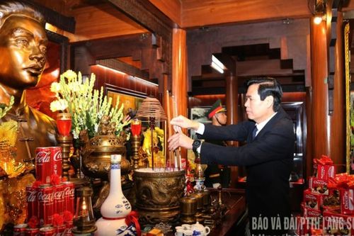 Đoàn đại biểu tỉnh dâng hương, dâng hoa tại Khu lưu niệm đồng chí Hoàng Văn Thụ