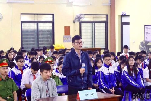 Hơn 1.000 học sinh phường Lào Cai tham gia chương trình hưởng ứng Ngày Pháp luật Việt Nam 09/11