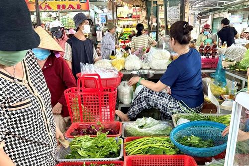 Rau xanh tăng giá vì vùng trồng ngập úng