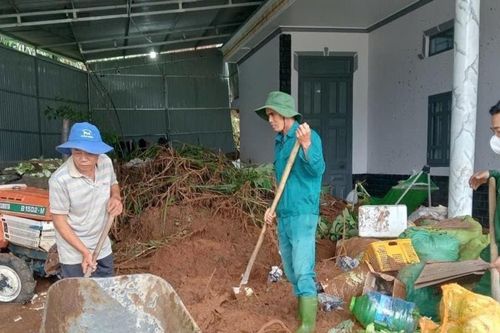 Tập trung xử lý môi trường phòng, chống dịch bệnh sau mưa lũ