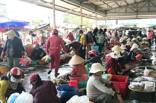 Chợ Phan Rí Cửa: Điểm mua hải sản tươi ngon hút khách