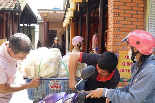 Những tiếng rao cơm giữa dòng nước lũ