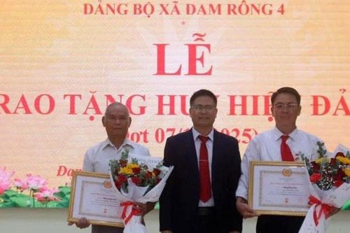 Đam Rông 4 trao Huy hiệu Đảng cho các đảng viên