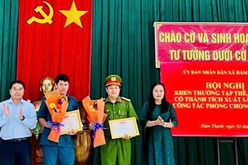 Xã Hàm Thạnh khen thưởng tập thể, cá nhân có thành tích trong công tác phòng chống, khắc phục hậu quả lũ lụt