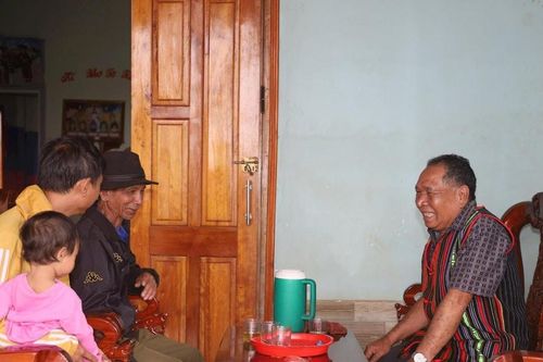 Phát huy vai trò người uy tín, gìn giữ khối đại đoàn kết ở Trường Xuân