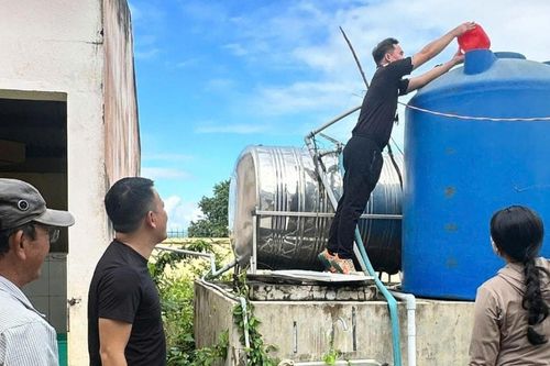 Xã Lương Sơn hỗ trợ người dân xử lý giếng nước, môi trường vùng ngập lụt