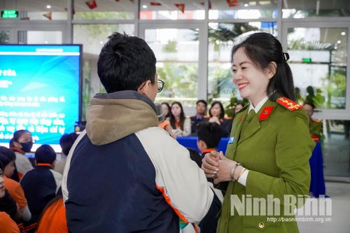 Tuyên truyền phòng ngừa tội phạm 'bắt cóc online' cho học sinh