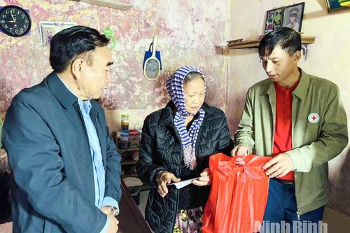 Tặng quà cho các hộ gia đình có hoàn cảnh khó khăn phường Châu Sơn