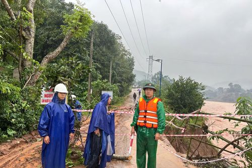 Mưa lớn gây chia cắt nhiều khu vực vùng núi Nam Quảng Trị