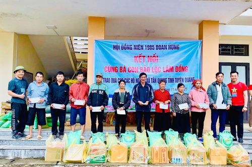Trao 230 suất quà cho hộ nghèo, hộ có hoàn cảnh khó khăn xã Tân Quang