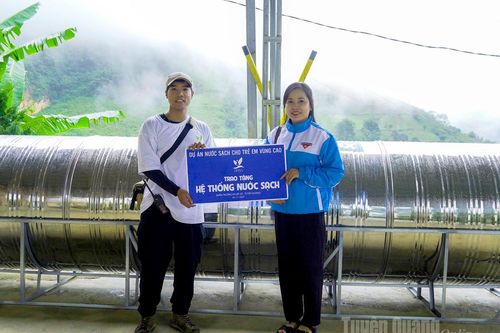 Trao quà mùa Đông cho học sinh xã Pà Vầy Sủ và Nấm Dẩn